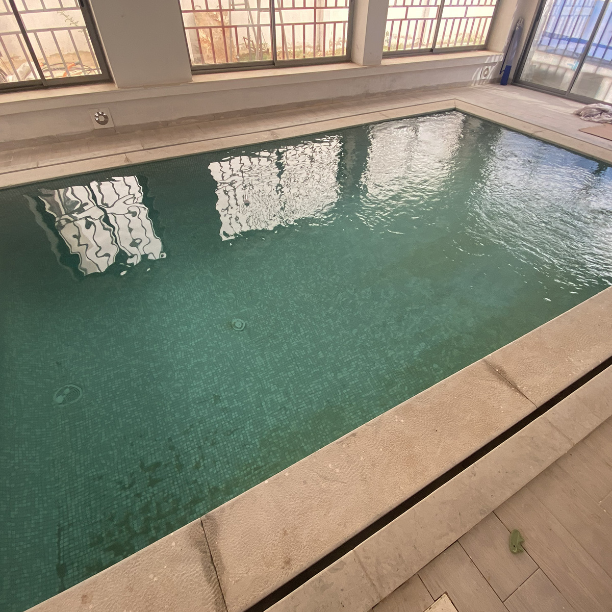 Piscine à Débordement à Korba
